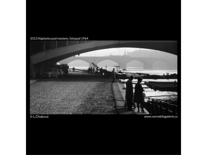 Náplavka pod mostem (3313), Praha 1964 listopad, černobílý obraz, stará fotografie, prodej