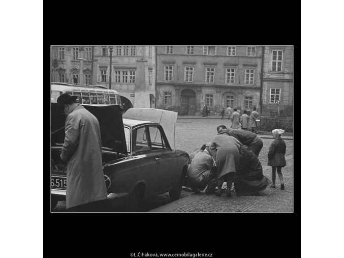 Oprava automobilu (3334), žánry - Praha 1964 listopad, černobílý obraz, stará fotografie, prodej