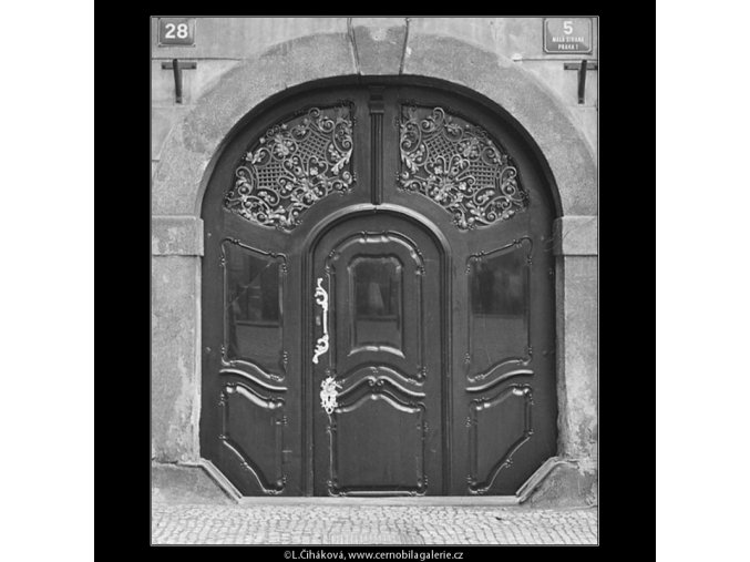 Dveře domu U kamenného stolu (3342), Praha 1964 listopad, černobílý obraz, stará fotografie, prodej