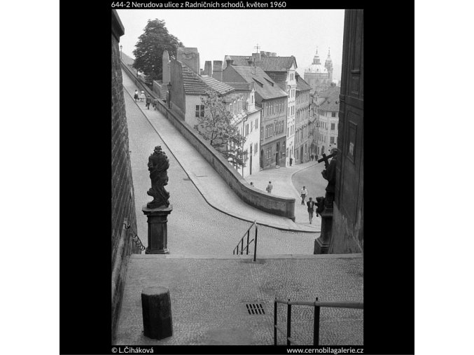 Nerudova ulice z Radničních schodů (644-2), Praha 1960 květen, černobílý obraz, stará fotografie, prodej
