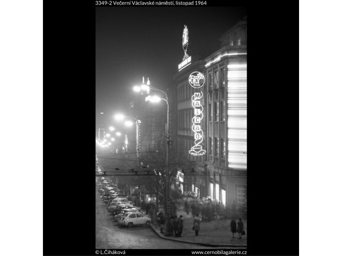 Večerní Václavské náměstí (3349-2), Praha 1964 listopad, černobílý obraz, stará fotografie, prodej