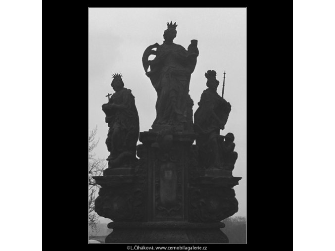 Plastika z Karlova mostu (3365), Praha 1964 prosinec, černobílý obraz, stará fotografie, prodej
