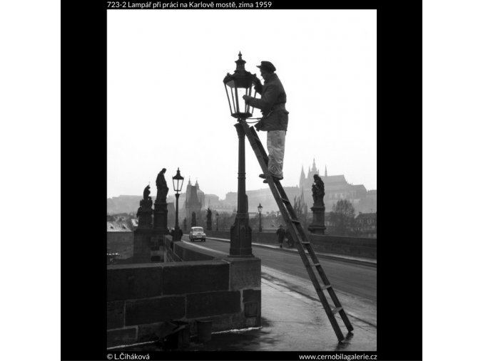 Lampář při práci na Karlově mostě (723-2), Praha 1959 zima, černobílý obraz, stará fotografie, prodej