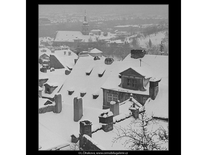 Zasněžené malostranské střechy (3525-3), Praha 1965 březen, černobílý obraz, stará fotografie, prodej