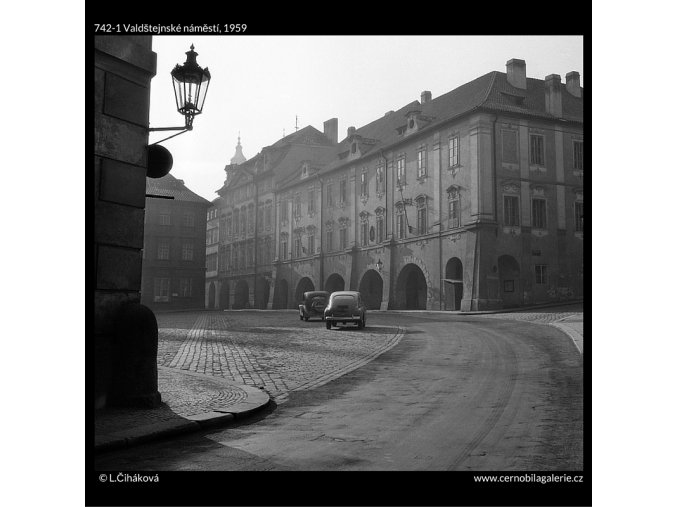 Valdštejnské náměstí (742-1), Praha 1959 , černobílý obraz, stará fotografie, prodej