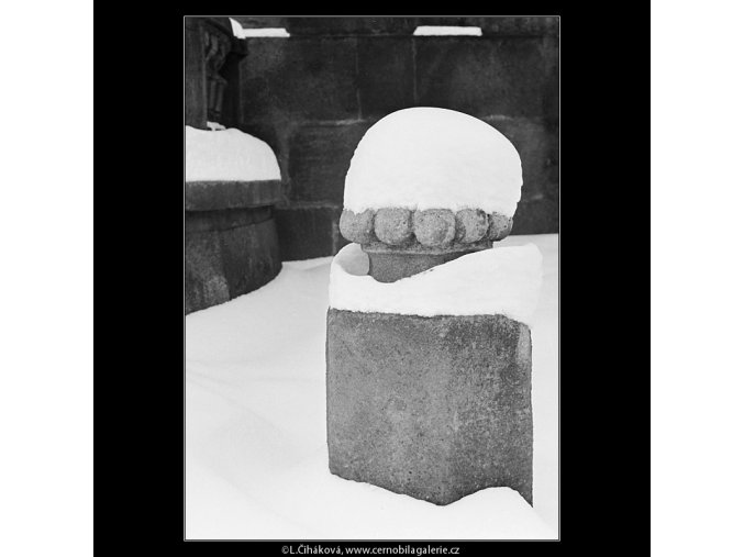 Zasněžený patník (3534), Praha 1965 březen, černobílý obraz, stará fotografie, prodej