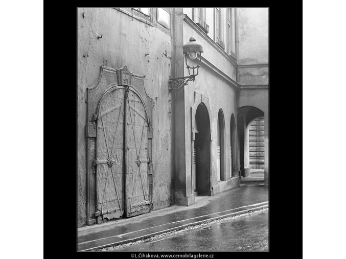 Staré dveře obchodu (3578), Praha 1965 březen, černobílý obraz, stará fotografie, prodej