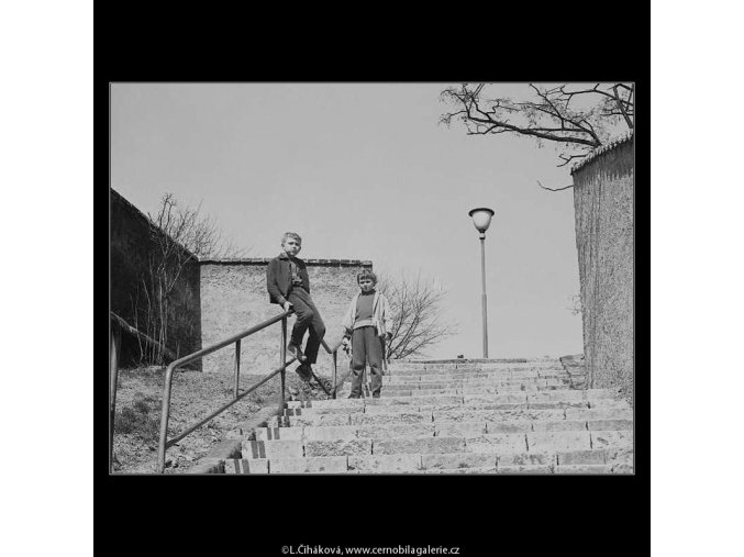 Zábradlí a schodiště (3604), žánry - Praha 1965 duben, černobílý obraz, stará fotografie, prodej