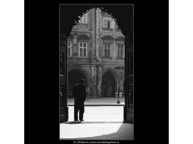 Vrátný (3606), žánry - Praha 1965 duben, černobílý obraz, stará fotografie, prodej