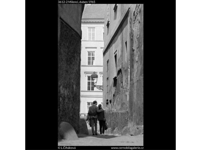 Milenci (3612-2), žánry - Praha 1965 duben, černobílý obraz, stará fotografie, prodej