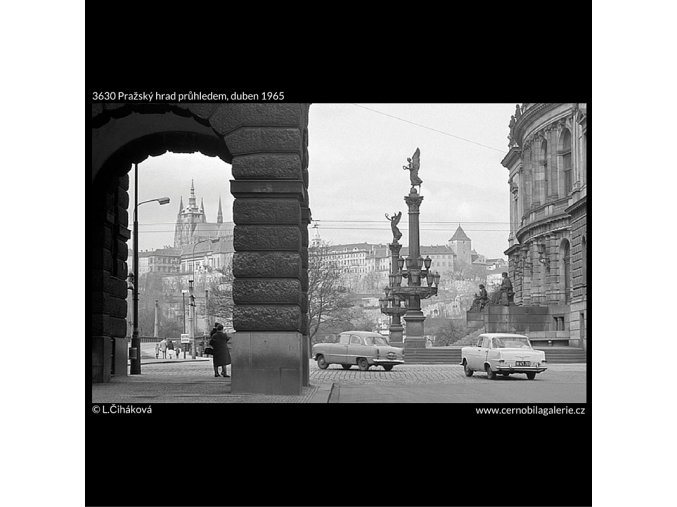 Pražský hrad průhledem (3630), Praha 1965 duben, černobílý obraz, stará fotografie, prodej