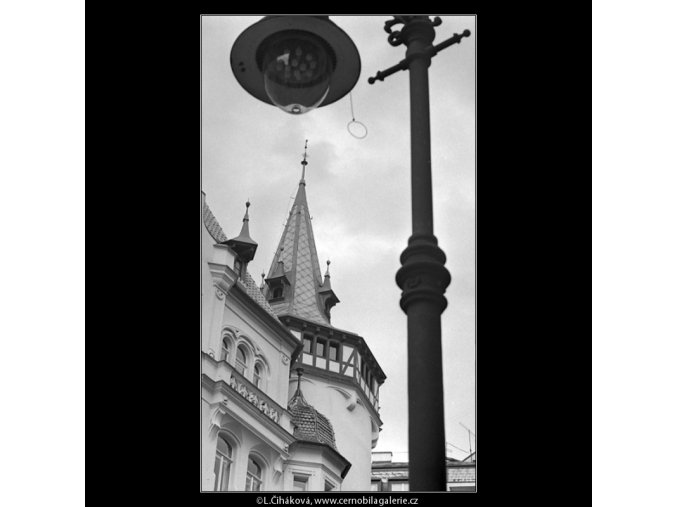 Věžička na domě a lampa (4710), Praha 1966 srpen, černobílý obraz, stará fotografie, prodej