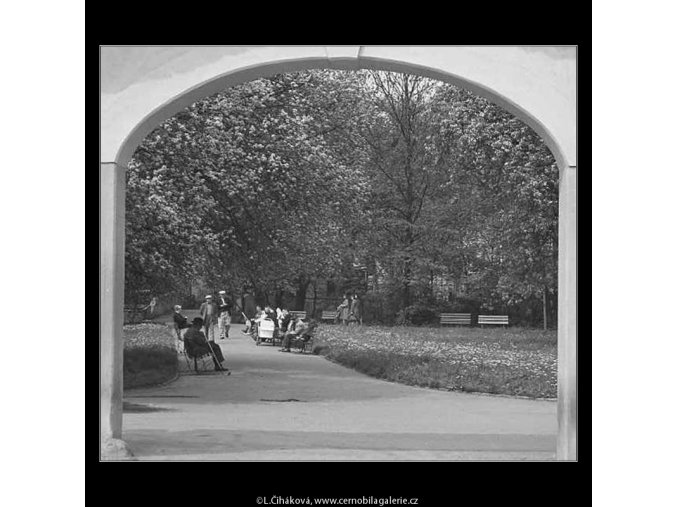 Průhled branou (3677), žánry - Praha 1965 květen, černobílý obraz, stará fotografie, prodej