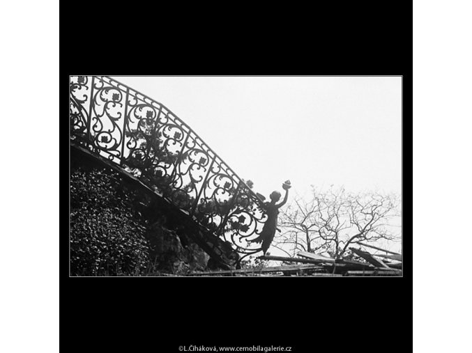 Zničené zábradlí (3693), Praha 1965 květen, černobílý obraz, stará fotografie, prodej