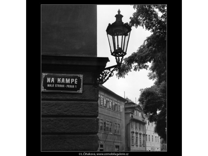 Lucerna na rohu (880), Praha 1960 září, černobílý obraz, stará fotografie, prodej