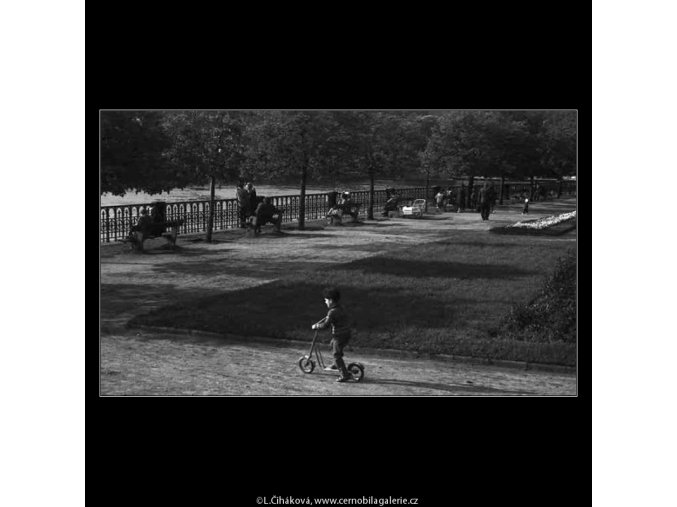 Kluk na koloběžce (3731), žánry - Praha 1965 květen, černobílý obraz, stará fotografie, prodej