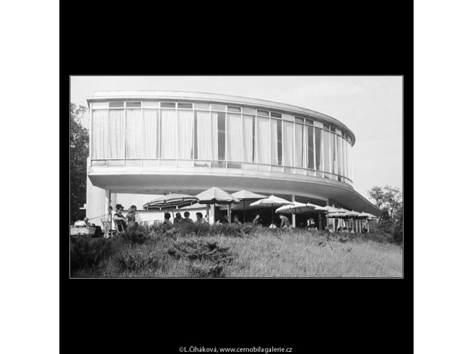 Bruselská restaurace Praha (3767), Praha 1965 červen, černobílý obraz, stará fotografie, prodej