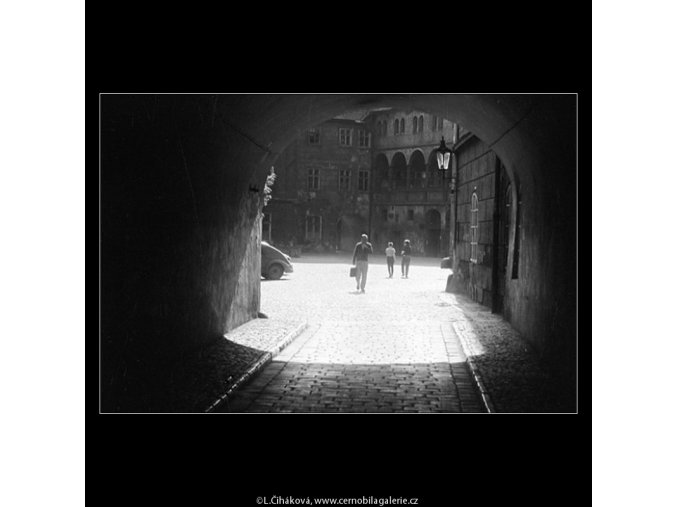 Průhled do Ungeltu (3770), Praha 1965 červen, černobílý obraz, stará fotografie, prodej