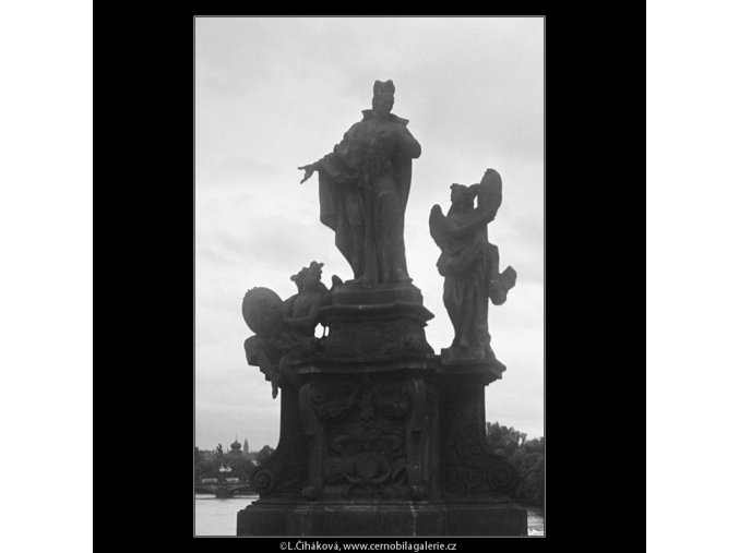 Jedna z plastik Karlova mostu (3771), Praha 1965 červen, černobílý obraz, stará fotografie, prodej