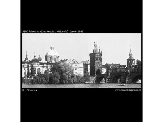 Pohled na věže a kopule u Křižovníků (3800), Praha 1965 červen, černobílý obraz, stará fotografie, prodej