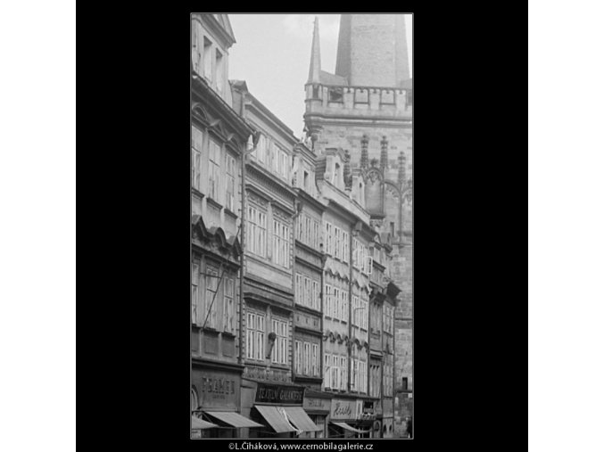 Domy v Mostecké (3842), Praha 1965 červenec, černobílý obraz, stará fotografie, prodej