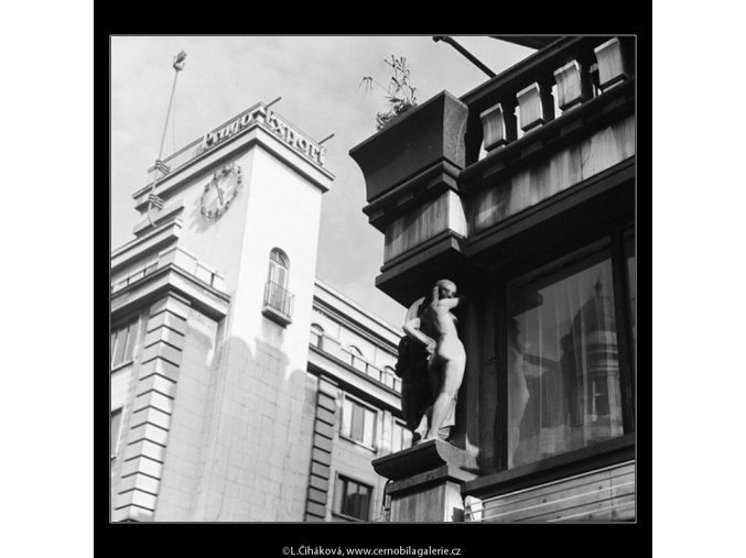 Plastiky na domě (3859-1), Praha 1965 červenec, černobílý obraz, stará fotografie, prodej