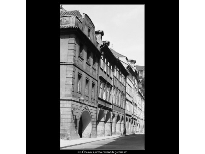 Podloubí a domy (3870), Praha 1965 srpen, černobílý obraz, stará fotografie, prodej
