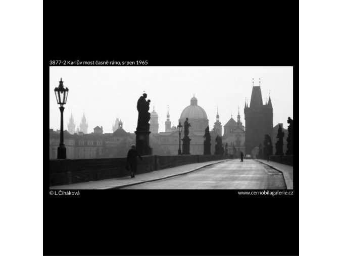 Karlův most časně ráno (3877-2), Praha 1965 srpen, černobílý obraz, stará fotografie, prodej