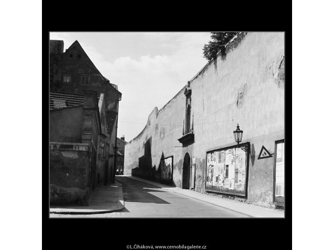 Zeď a ulice (3881-2), Praha 1965 srpen, černobílý obraz, stará fotografie, prodej