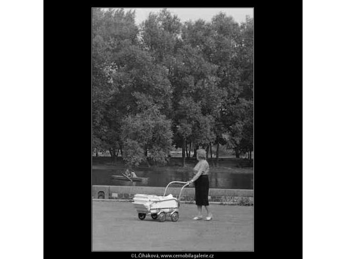 Babička s kočárkem (3884), žánry - Praha 1965 srpen, černobílý obraz, stará fotografie, prodej