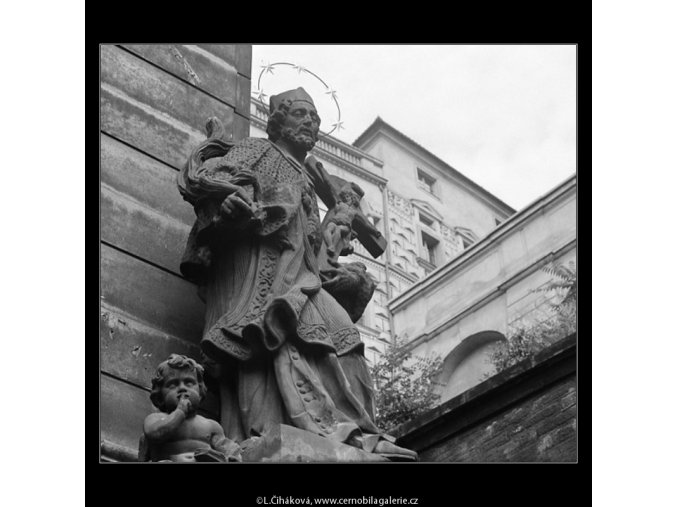 Socha svatého (3902-2), Praha 1965 srpen, černobílý obraz, stará fotografie, prodej