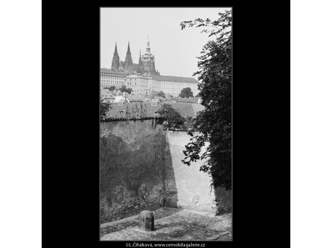 Pohled na Hrad (3917), Praha 1965 srpen, černobílý obraz, stará fotografie, prodej