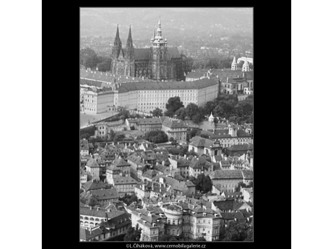 Hrad a střechy Malé strany (3919), Praha 1965 srpen, černobílý obraz, stará fotografie, prodej