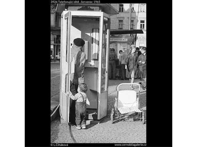 Telefonující dítě (3926), žánry - Praha 1965 červenec, černobílý obraz, stará fotografie, prodej