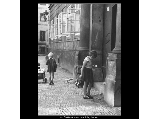 Děti na chodníku (3955-2), žánry - Praha 1965 září, černobílý obraz, stará fotografie, prodej