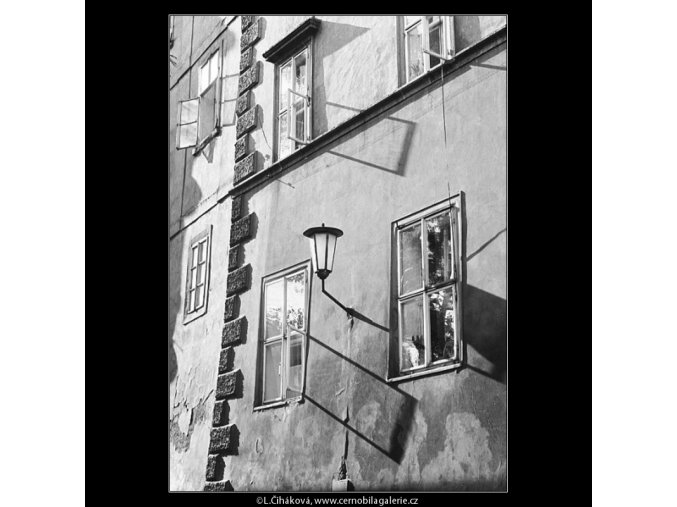 Okna, lucerna a stíny (3962), Praha 1965 září, černobílý obraz, stará fotografie, prodej