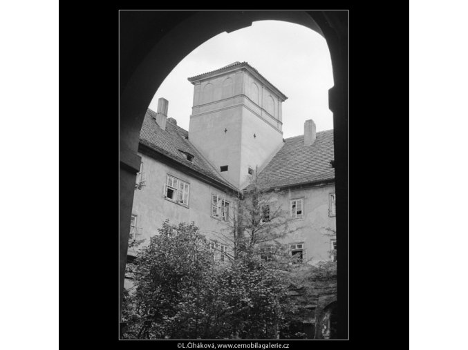 Ze dvora (3980-1), Praha 1965 září, černobílý obraz, stará fotografie, prodej