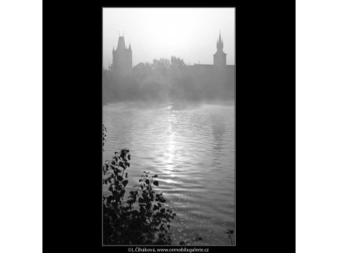 Vltava v časném ránu (1314-1), Praha 1961 září, černobílý obraz, stará fotografie, prodej