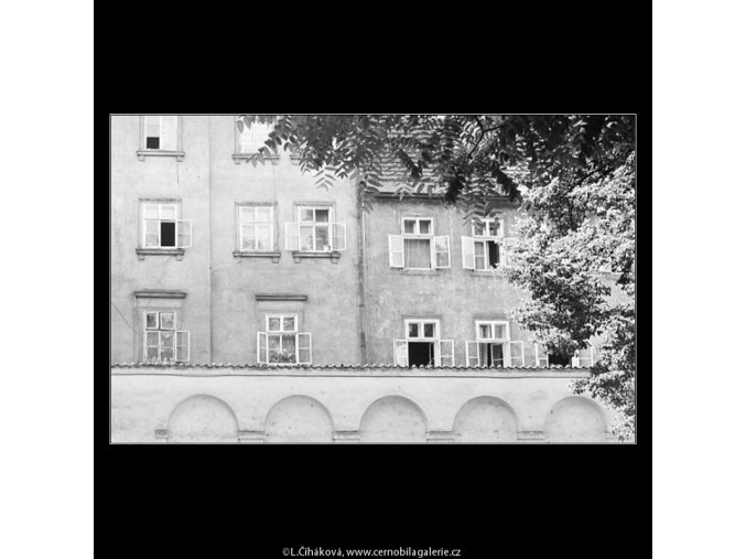 Pražská okna (3985), Praha 1965 září, černobílý obraz, stará fotografie, prodej