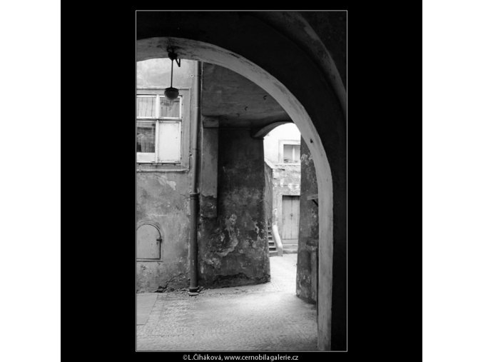 Dvůr domu U tří čápů (3991-3), Praha 1965 září, černobílý obraz, stará fotografie, prodej