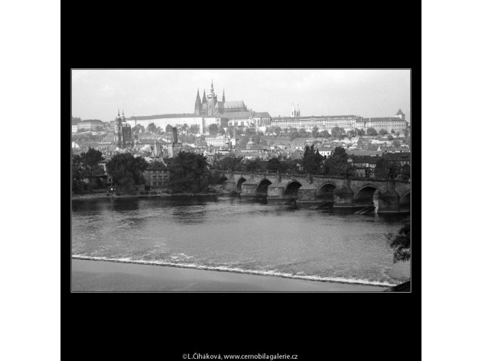 Pohled na Karlův most a Hradčany (1315-6), Praha 1961 léto, černobílý obraz, stará fotografie, prodej