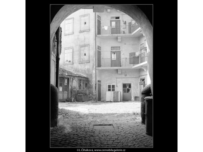Dvůr domu U Motů (4019), Praha 1965 září, černobílý obraz, stará fotografie, prodej
