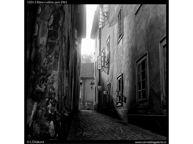 Ráno v uličce (1321-1), Praha 1961 jaro, černobílý obraz, stará fotografie, prodej