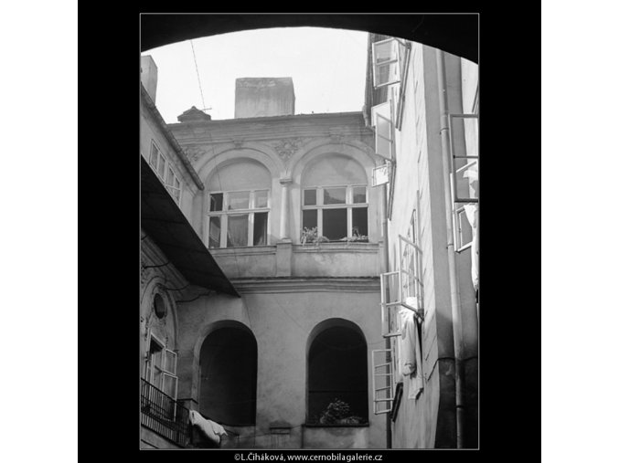 Pražský dvůr domu U Hegeleinů (4044-2), Praha 1965 září, černobílý obraz, stará fotografie, prodej