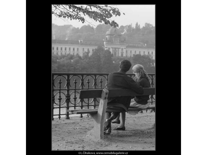 Milenci na lavičce (4055), žánry - Praha 1965 říjen, černobílý obraz, stará fotografie, prodej