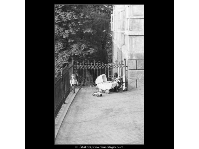 Matka s kočárkem (4070), žánry - Praha 1965 říjen, černobílý obraz, stará fotografie, prodej