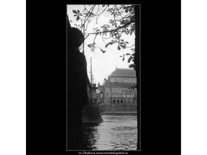 Pohled na Národní divadlo (4093), Praha 1965 říjen, černobílý obraz, stará fotografie, prodej