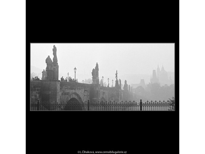 Karlův most a věže Malé strany (4105-3), Praha 1965 říjen, černobílý obraz, stará fotografie, prodej