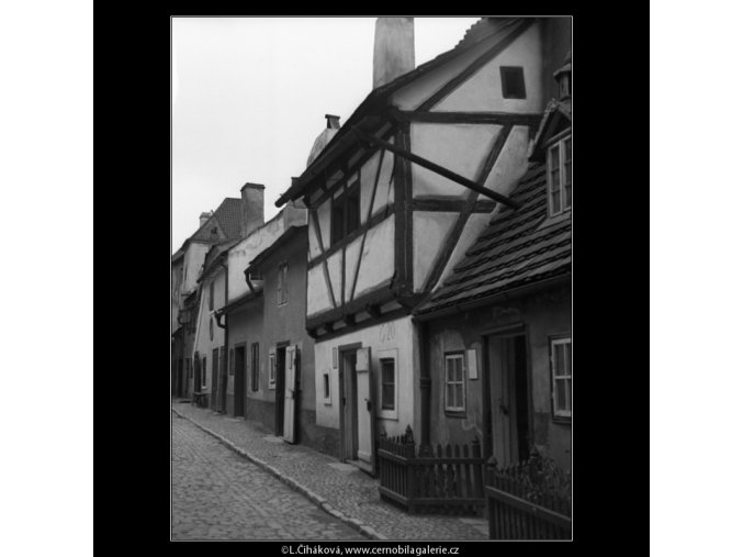 Zlatá ulička (1368-2), Praha 1961 listopad, černobílý obraz, stará fotografie, prodej