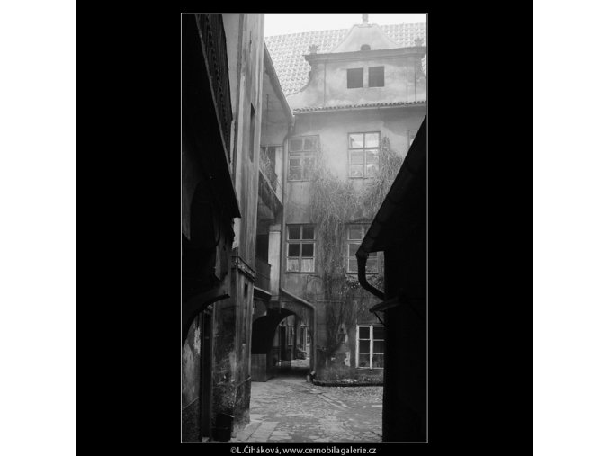 Pražské dvory - U zlatého prstenu (4141), Praha 1965 říjen, černobílý obraz, stará fotografie, prodej